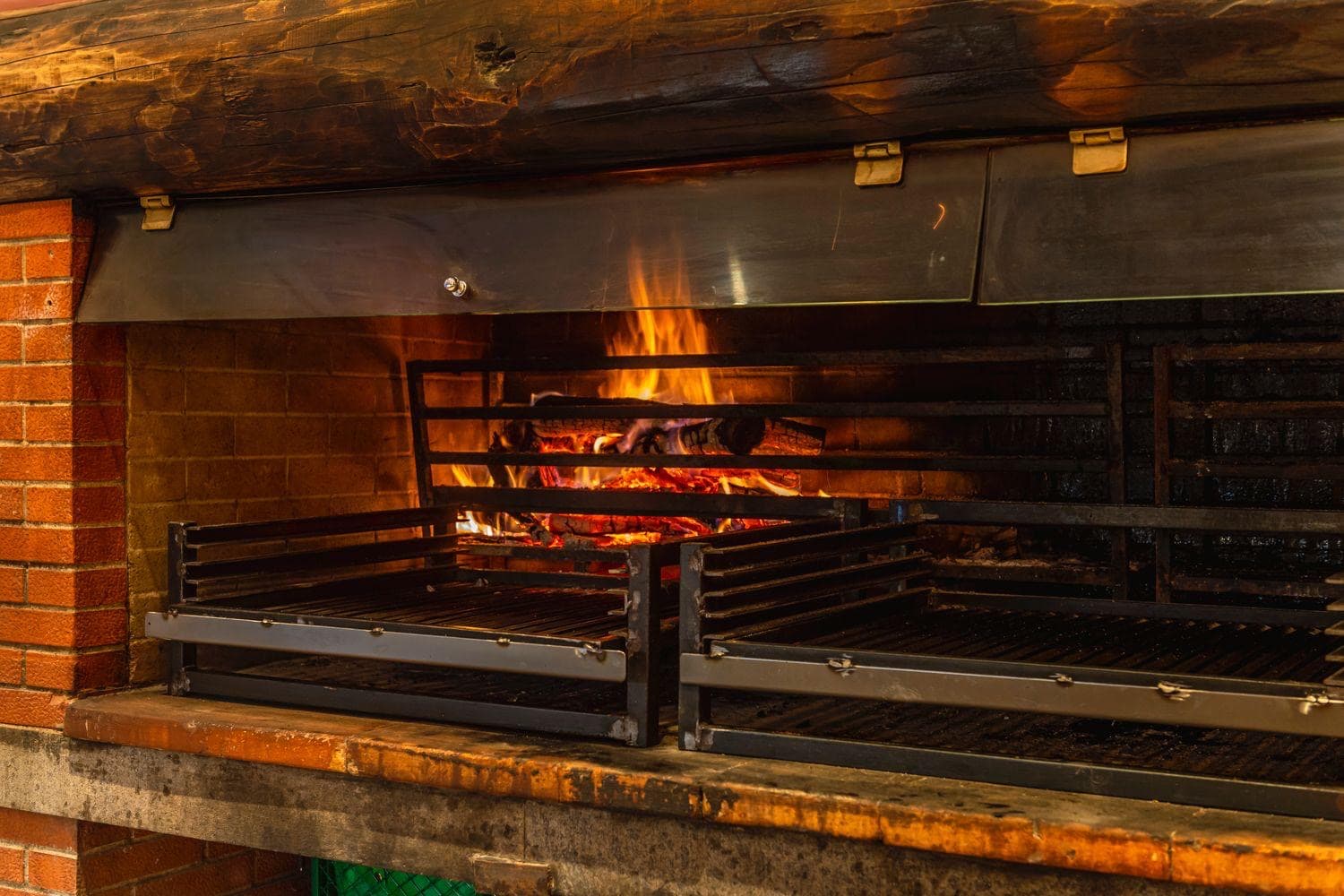 Griglia a legna tradizionale per la carne
