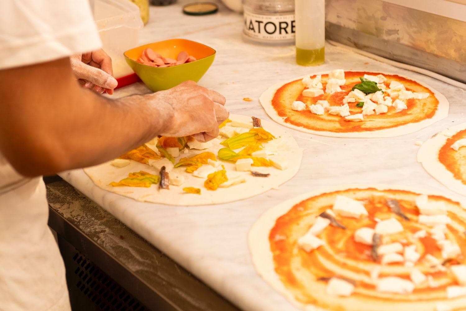 Preparazione artigianale delle pizze